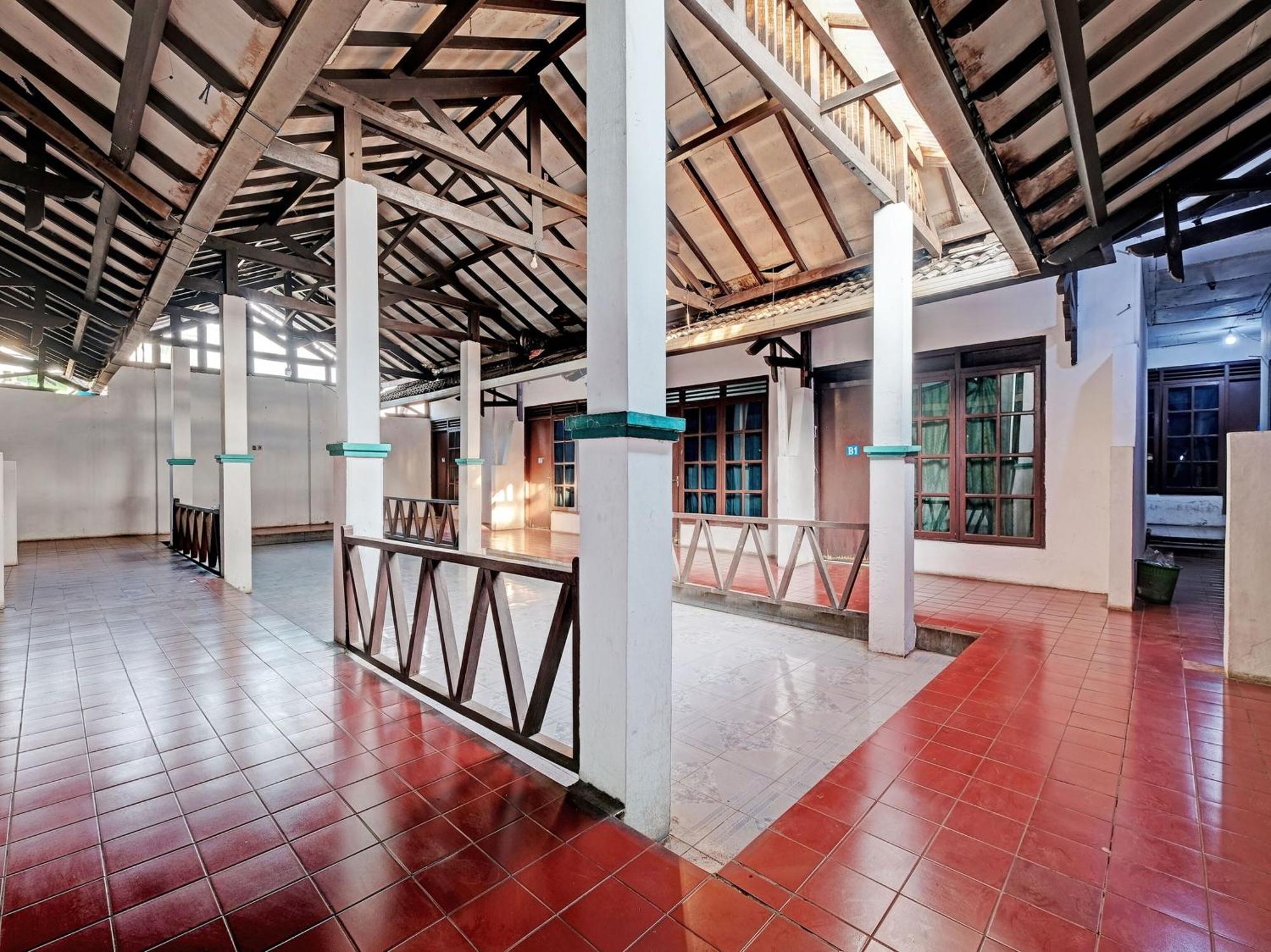 Spot On 92983 Hotel Ayu Semarang Extérieur photo